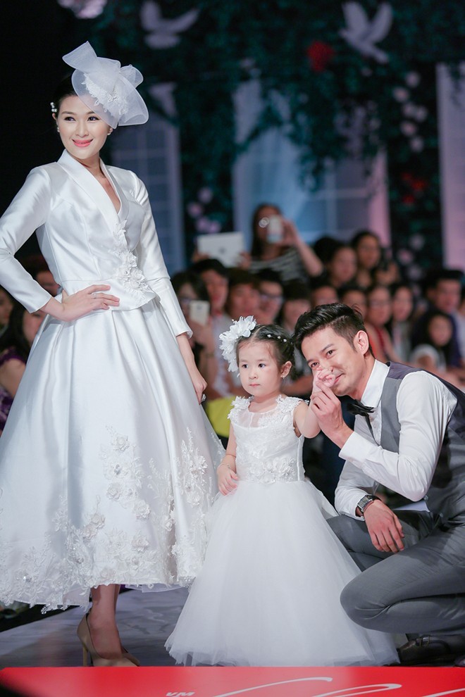 Huy Khanh Mac Anh Thu mang con gai len san catwalk-Hinh-2